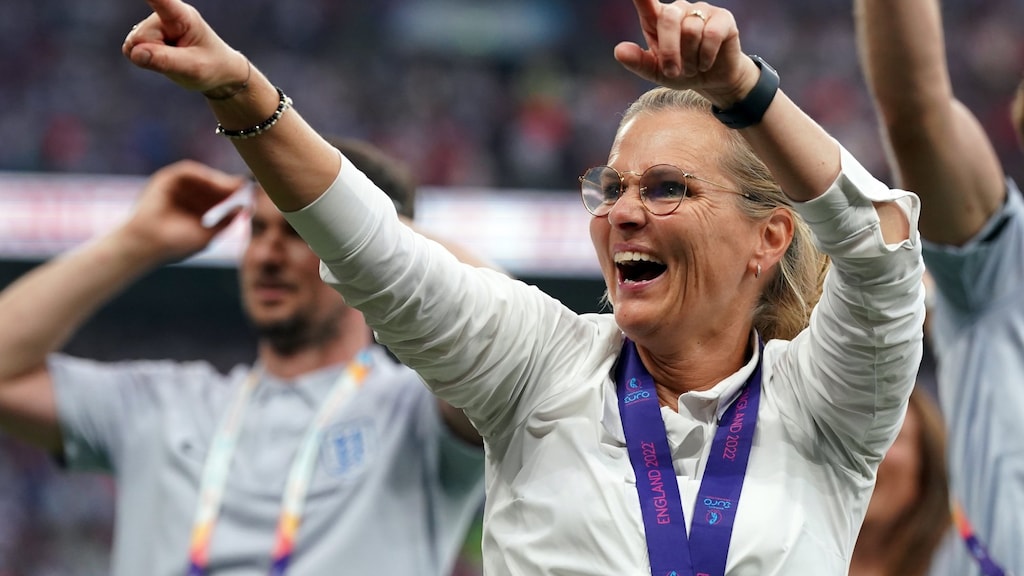 Wiegman als coach bij de mannen? 'Ze is net zo goed als Van Gaal'