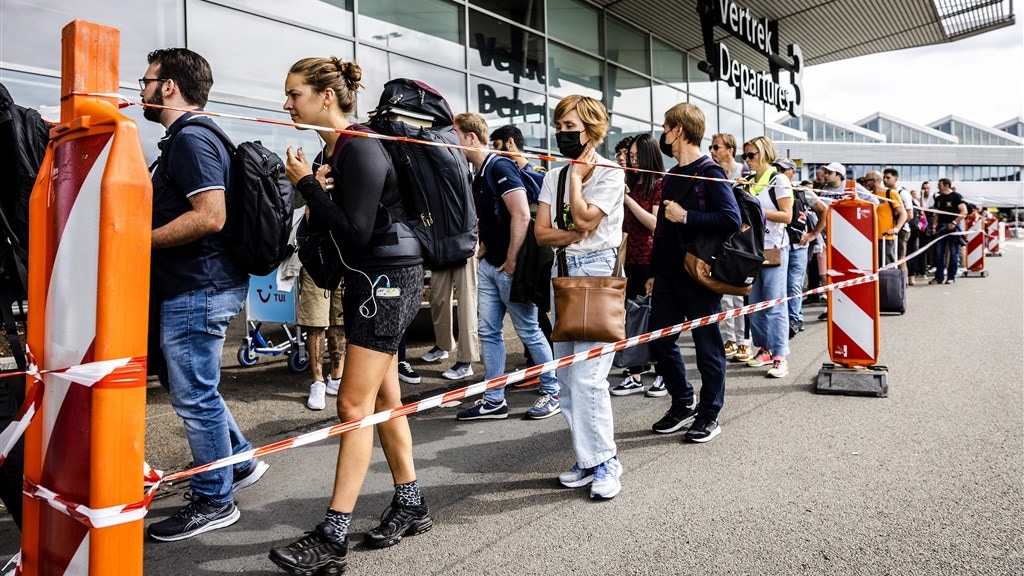 Schiphol laat ook minder reizigers toe in herfst door verwachte problemen