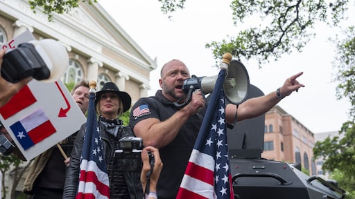 Complotdenker Alex Jones moet bijna miljard betalen om samenzweringstheorie