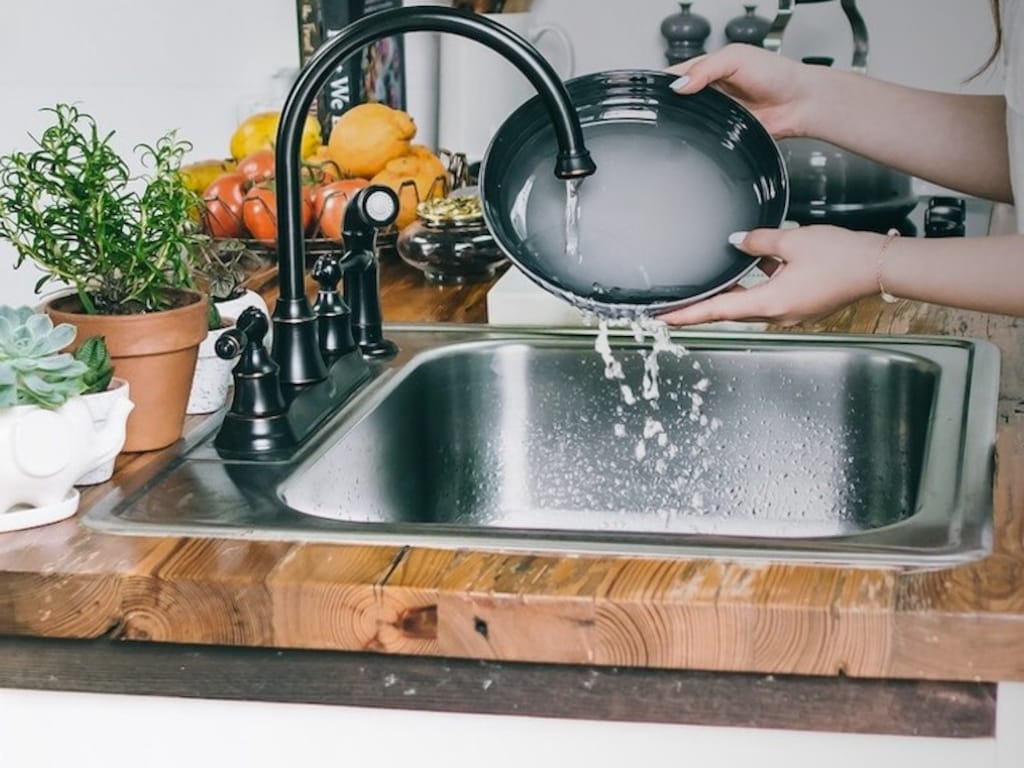 Hoe maak je een roestvrijstalen spoelbak schoon Hoe maak je een roestvrijstalen spoelbak schoon