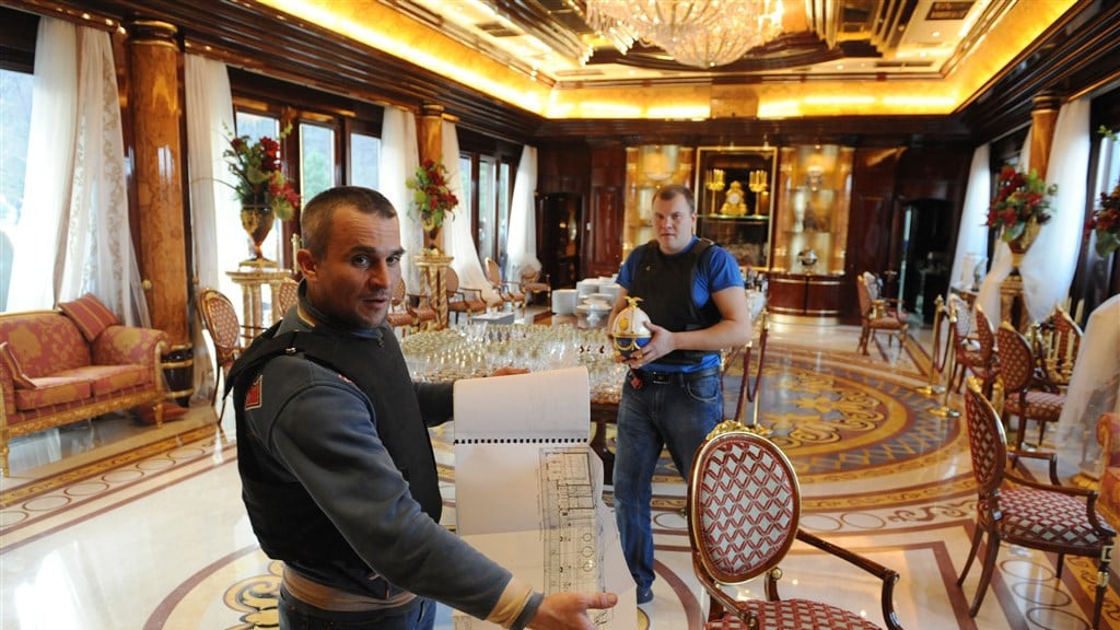 Oekraïeners in het Mezhyhirya na de vlucht van Janoekovitsj naar Rusland in februari 2014.