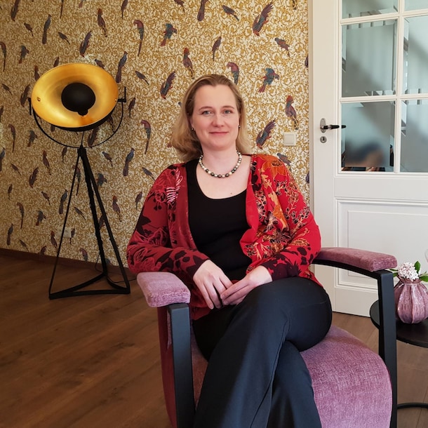 Onze expert: Kristel Szakály-Starke is GZ-psycholoog en EFT-relatietherapeut. Ze heeft haar eigen praktijk voor GGZ en relatietherapie in Heenvliet en Nieuw-Beijerland.