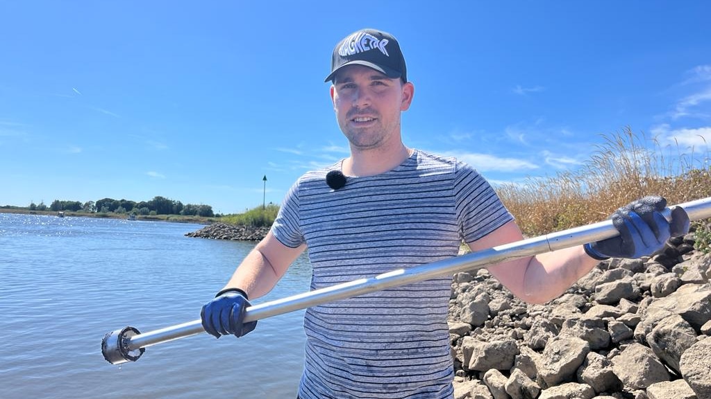 Rivier paradijs voor magneetvissers door lage waterstand: 'Je kunt nu veel vinden'