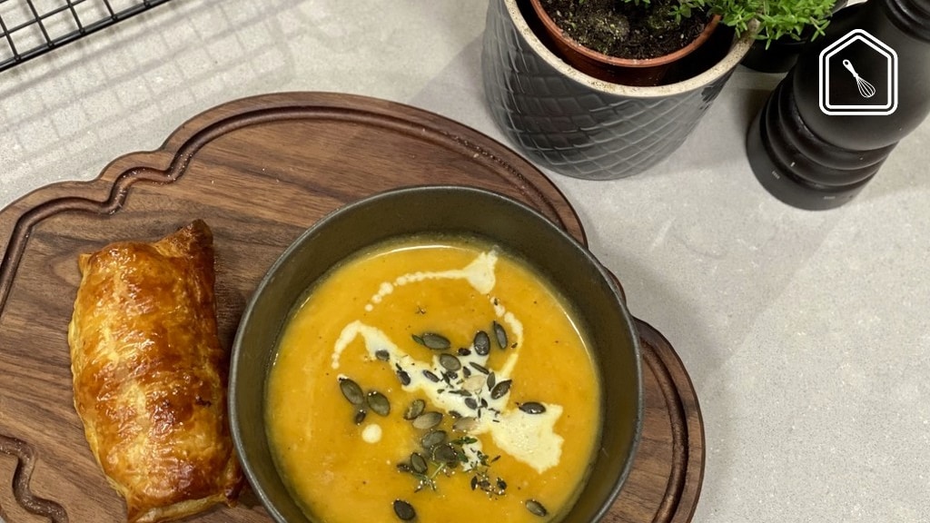 Verse pompoensoep en een zelfgemaakt saucijzenbroodje