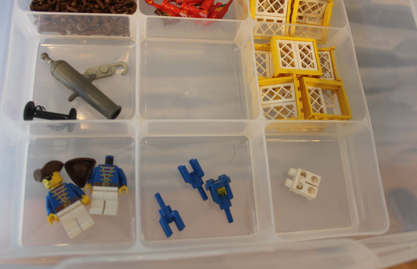 Een bakje met zeldzame LEGO-onderdelen. Alleen al op basis van de kleur, kan de waarde stijgen.