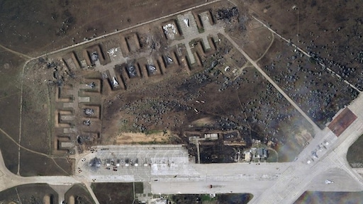 Foto's bewijzen: acht Russische vliegtuigen verwoest op militaire basis