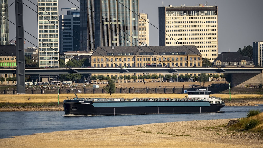 De Rijn bij Dusseldorf, de vaargeul wordt steeds smaller.