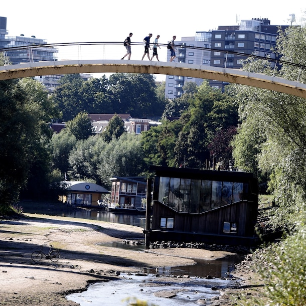 Woonboten op het droge door lage waterstand in de Waal.