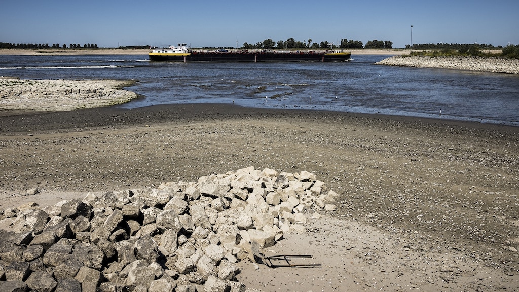 Droogte zorgt voor een lage waterstand in de Waal.