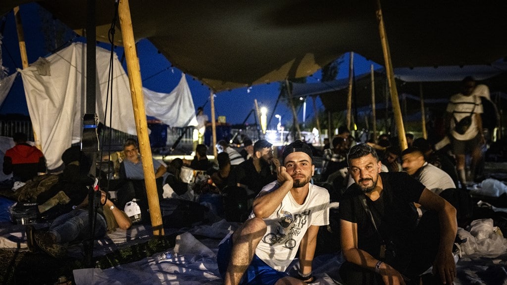 Ook ouderen, vrouwen en kinderen slapen buiten bij aanmeldcentrum Ter Apel