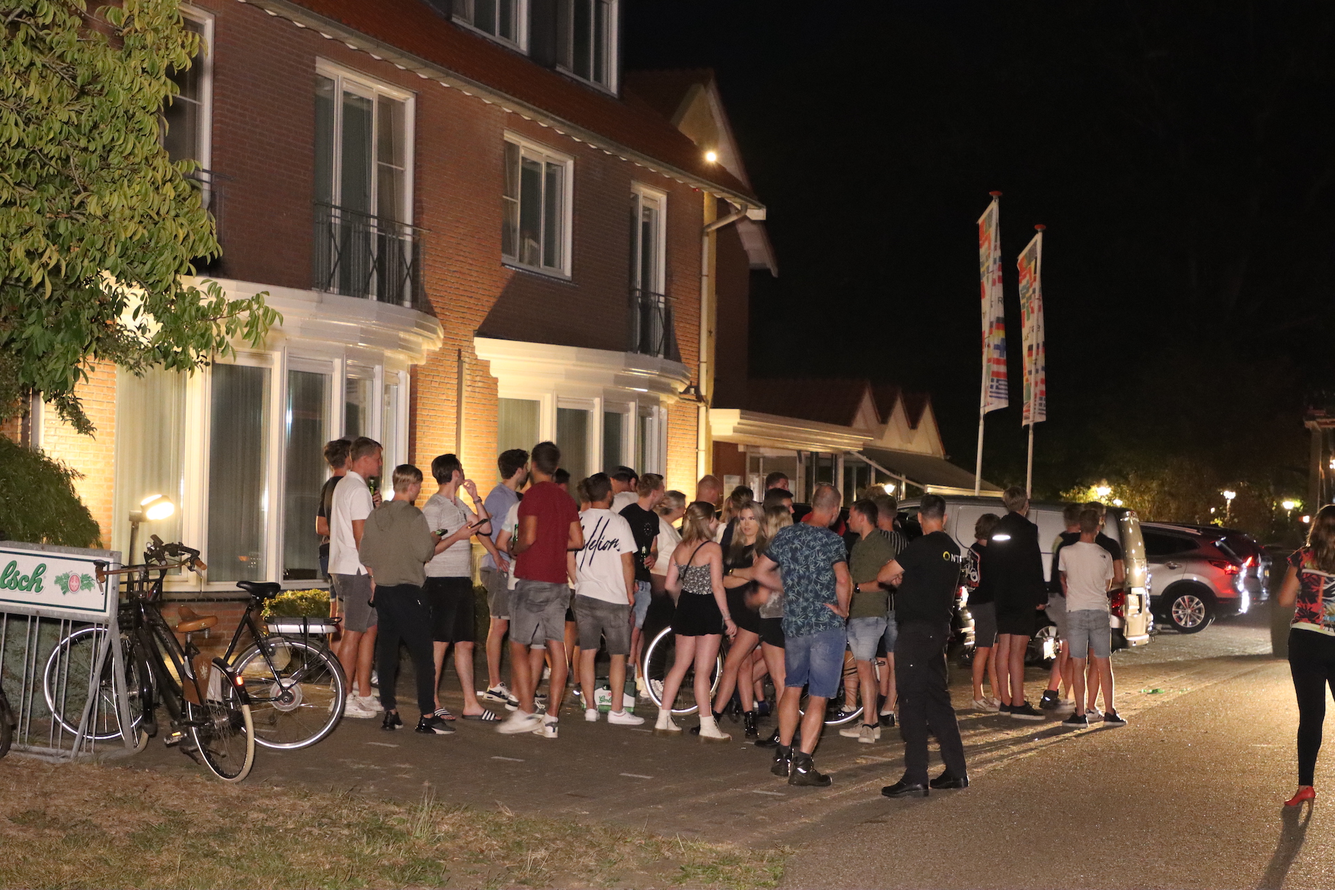 Protest voor Overijssels hotel waar azc komt na besluit kabinet