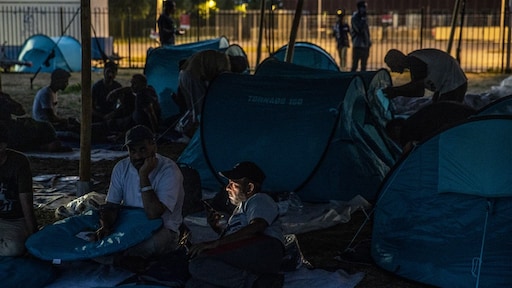 Asielzoekers Ter Apel slapen buiten, tentjes in beslag genomen