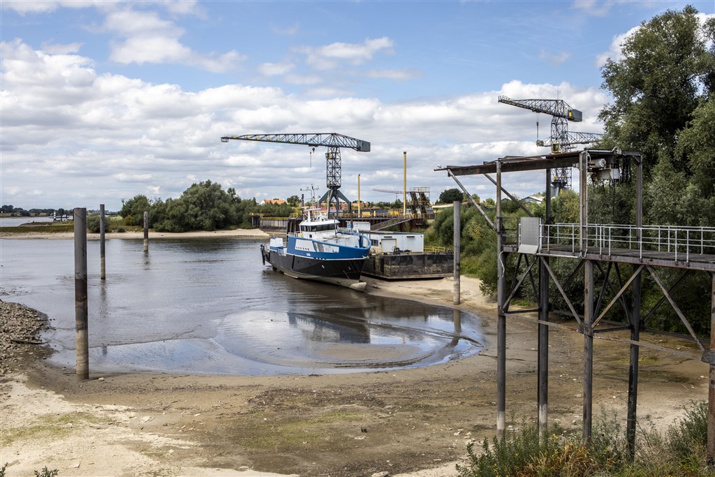 Rijn bereikt laagste waterstand ooit en daalt nog verder