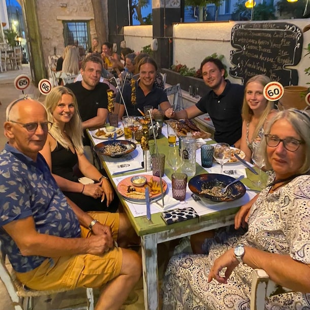 Tijdens het verrassingetentje met de ouders.