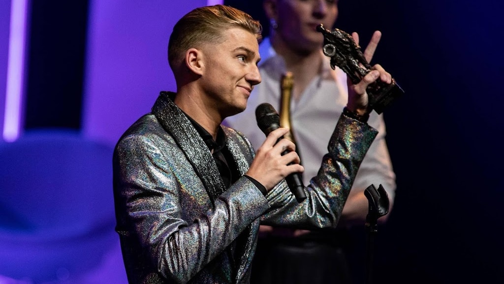 Collega's komen op voor Mart Hoogkamer na wéér een bierdouche