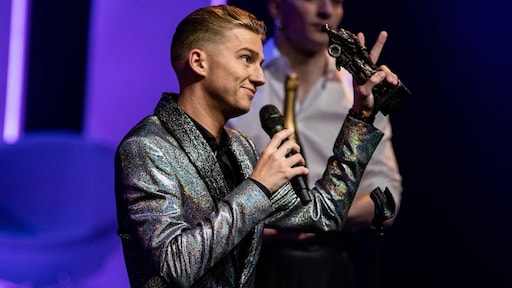 Collega's komen op voor Mart Hoogkamer na wéér een bierdouche