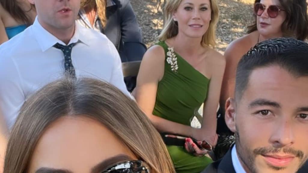 Sofia Vergara en Julie Bowen op de bruiloft van Sarah Hyland