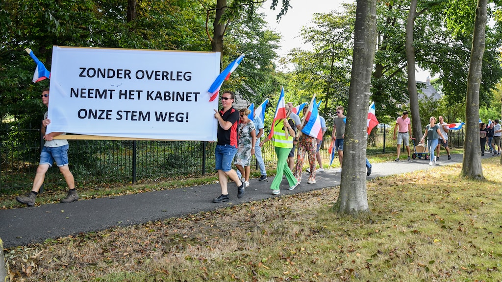Bewoners Tubbergen in gesprek met staatssecretaris over azc: 'Waarom hier?'