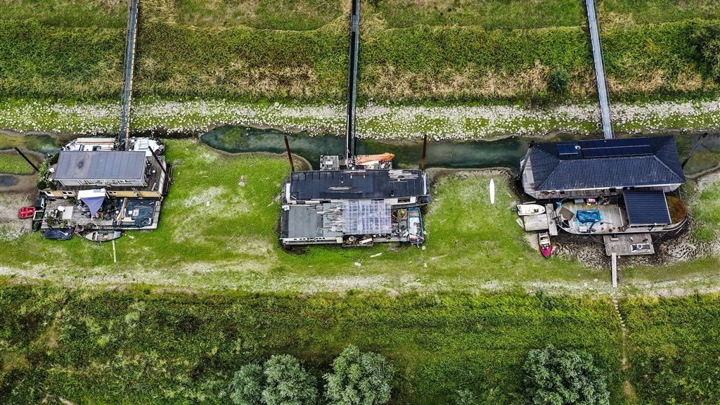 Woonboten in de Waal zijn landhuizen geworden.