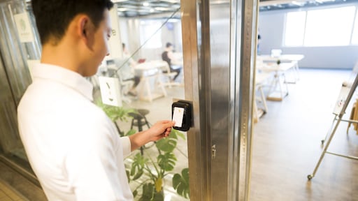 Terecht ontslag voor kantoormedewerker die na inklokken weer vertrok