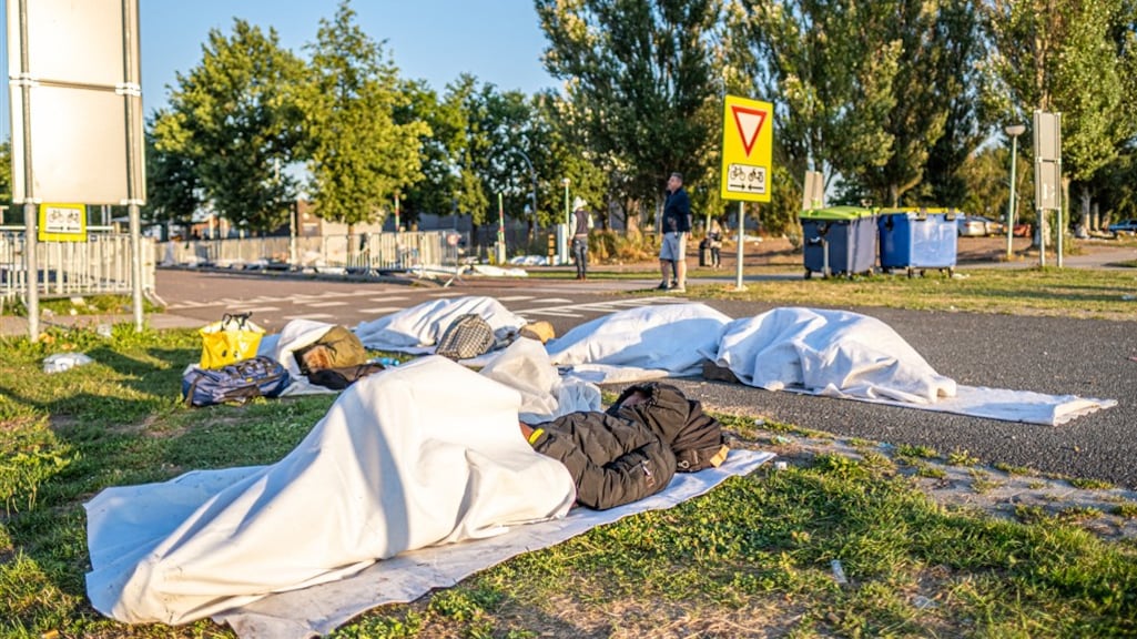 Asielzoekers moeten noodgedwongen buiten slapen.