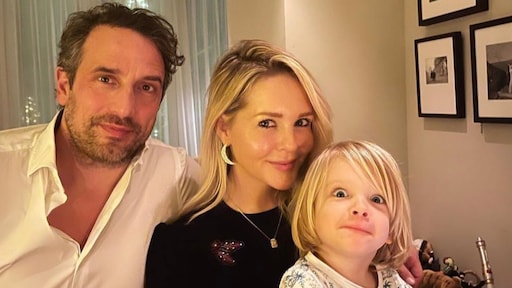 Chantal Janzen met zoon Bobby naar eerste hulp