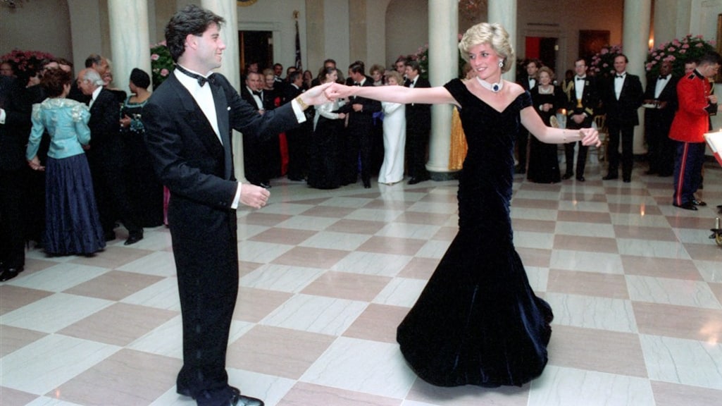 Prinses Diana danst met John Travolta in de Cross Hall van het Witte Huis (1985).