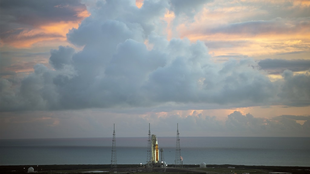 De NASA-maanraket vlak voor de afgeblazen lancering, rond zonsopgang op 29 augustus op het Kennedy Space Center in Cape Canaveral, Florida.