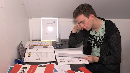 Kijkers Steenrijk, Straatarm gecharmeerd van zoon uit arm gezin