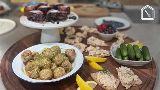 Zweedse borrelplank met rivierkreeftjes, gehaktballetjes en cake