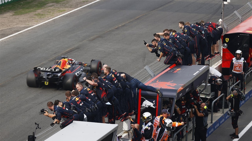 De monteurs van Red Bull vieren het feestje mee.