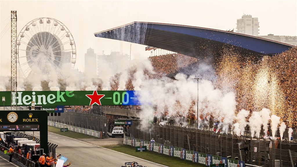 Vuurwerk na de zege van Verstappen.