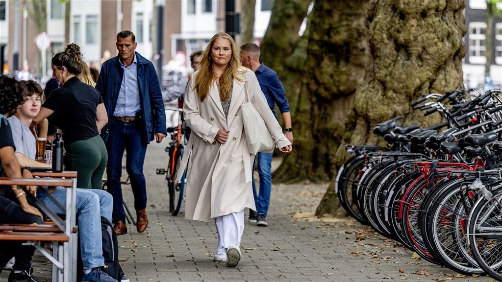 Prinses Amalia loopt naar de UvA
