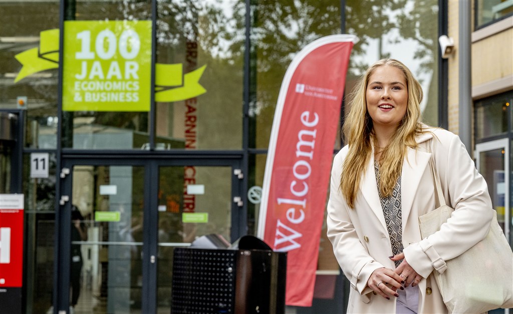 Prinses Amalia straalt op eerste dag aan de UvA