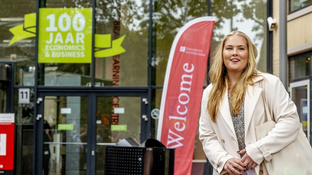Prinses Amalia straalt op eerste dag aan de UvA