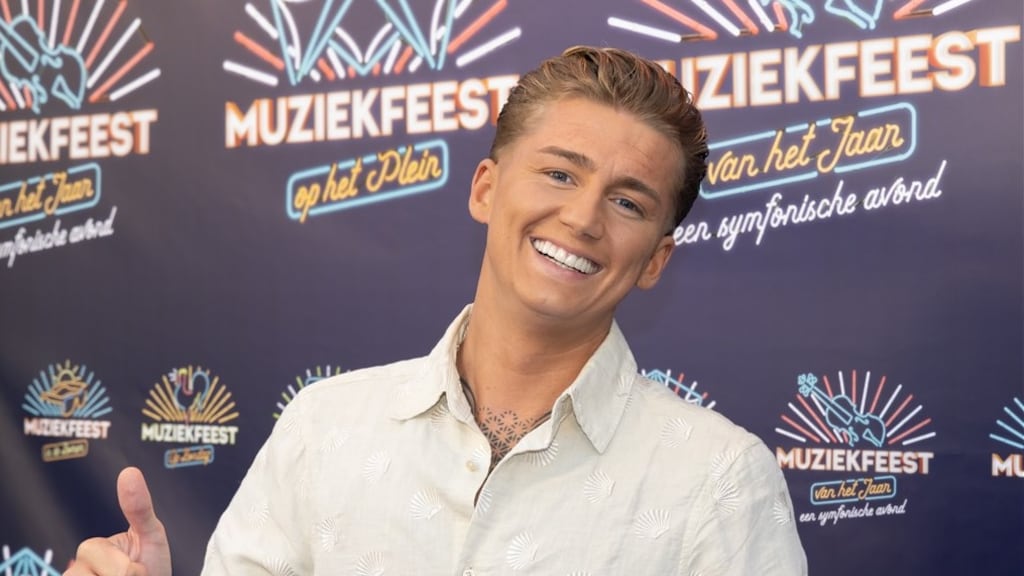 Mart Hoogkamer gaat hilarisch om met biertje uit publiek