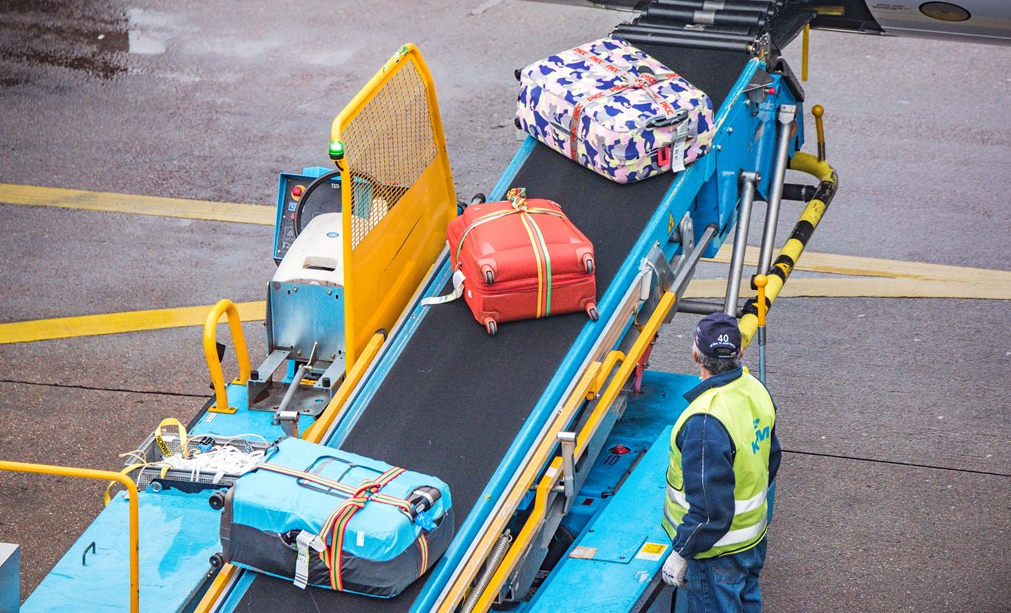 'Bagagepersoneel Schiphol doet al jaren te zwaar werk, controle ontbreekt'