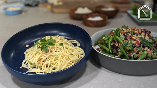 Pasta met knoflookpeperolie (pasta con aglio olio e peperoncino) en een sperziebonensalade