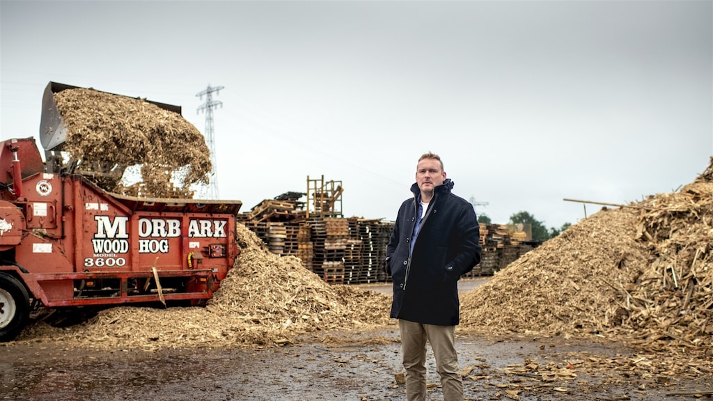 In Drachten worden pellets gemaakt voor pelletkachels. Het bedrijf gebruikt resthout uit de omliggende plaatsen in de regio, zoals afvalhout uit de bouw, pallets, blokjes en zaagsel. Op de foto eigenaar Ruben Hut.