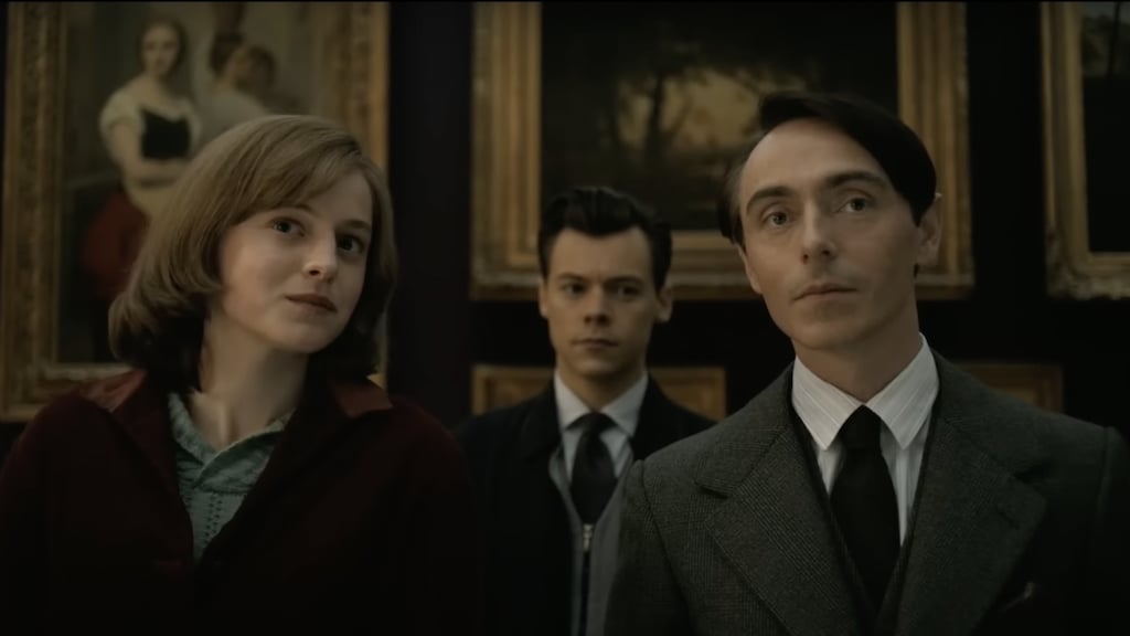 Harry Styles zoent er lustig op los met mannelijke tegenspeler in trailer My Policeman