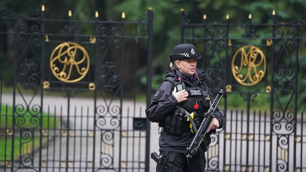 Afscheidstour kist Elizabeth: per spoor of toch door de lucht?