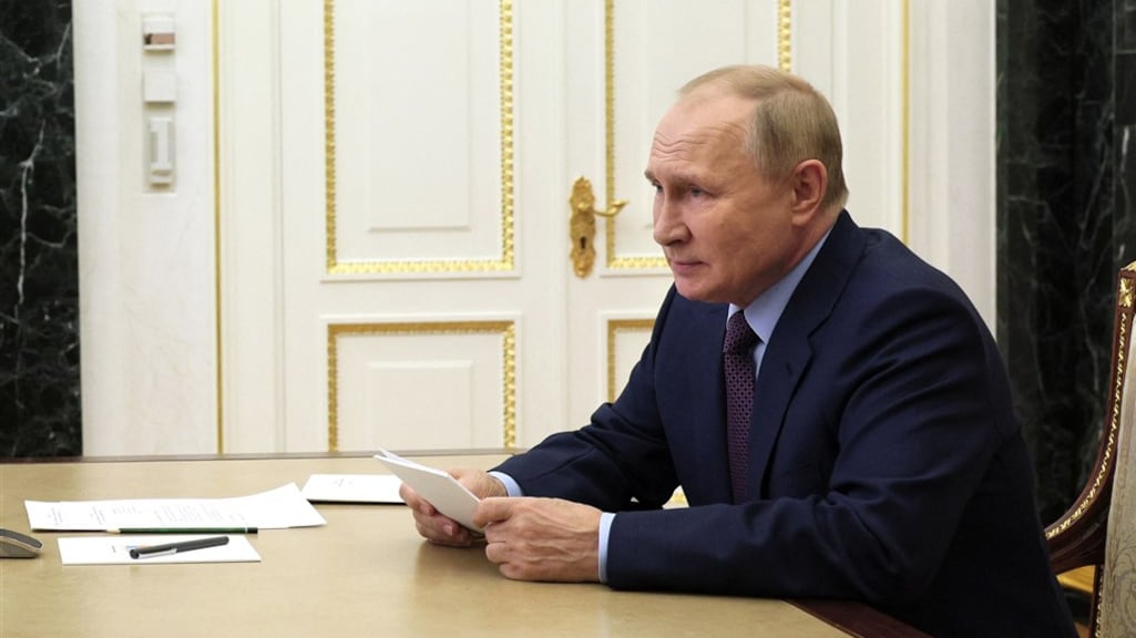 Vladimir Poetin tijdens videovergadering in het Kremlin in Moskou.