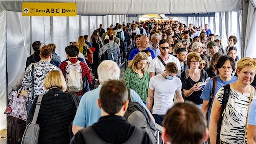 Duizenden mensen gedupeerd door drukte Schiphol: 'Ontzettend vervelend'