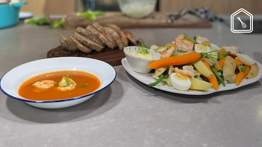 Bisque van gamba’s met een knoflook-groenteschotel