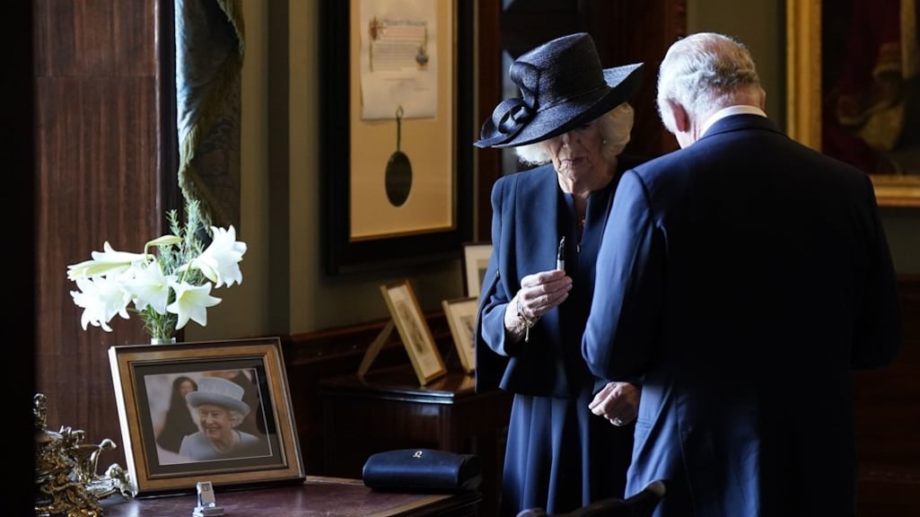 Koning Charles voor tweede keer chagrijnig om pen: 'Ik haat dit ding'