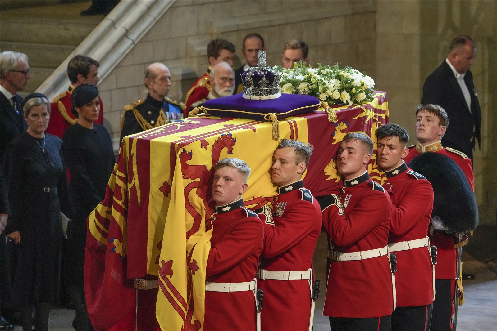 Kist met lichaam Elizabeth aangekomen in Westminster Hall