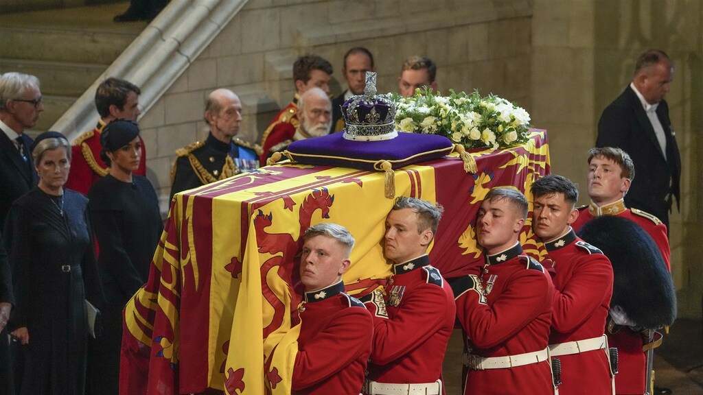 Kist met lichaam Elizabeth aangekomen in Westminster Hall