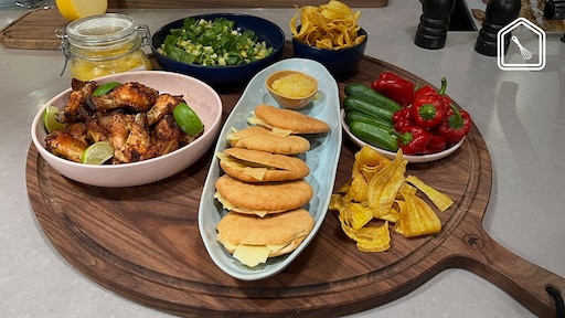 Caribische borrelplank met jerk, chow en Johnny cakes