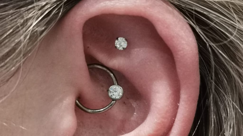 Het oor van Linda (het gaat om de ronde piercing)