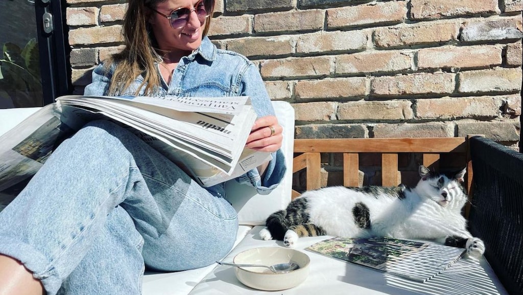 Marieke Elsinga vraagt advies aan dierentolk als voorbereiding komst baby